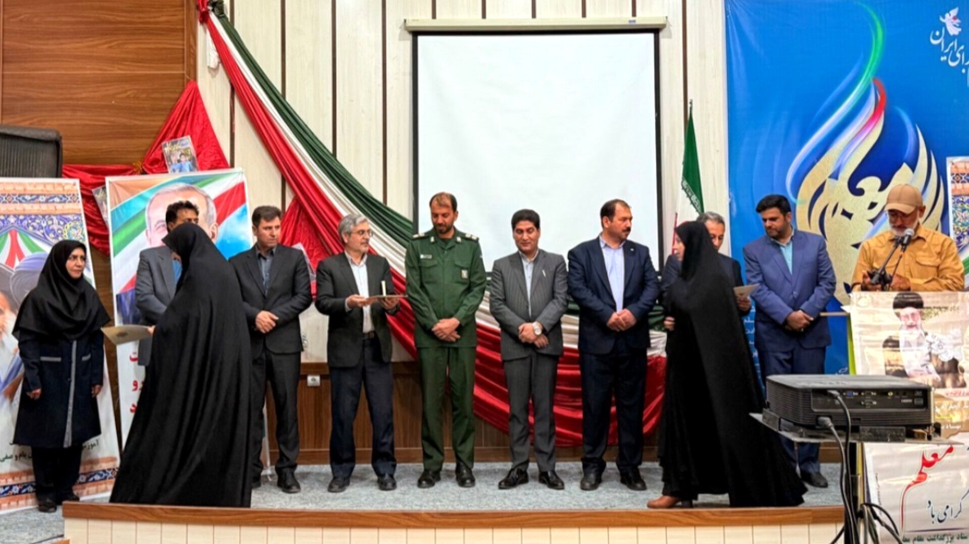 مراسم تجلیل از معلمان برجسته شهرستان بام و صفی آباد 