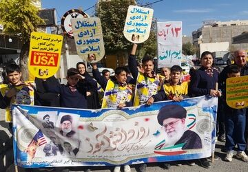 طوفان شور انقلابی دانش‌آموزان فیروزکوهی در روز استکبارستیزی