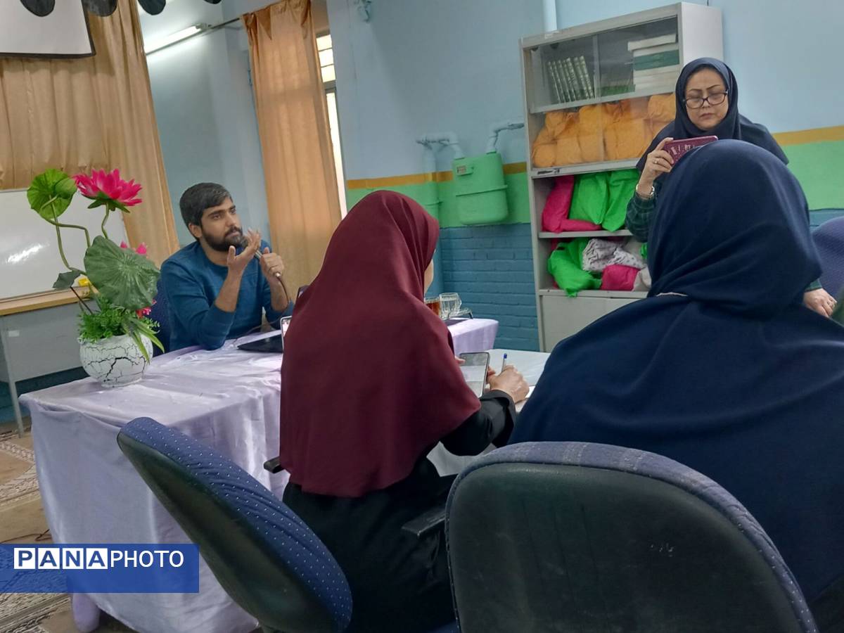 جلسه شورای دبیران در دبیرستان دخترانه فضه 