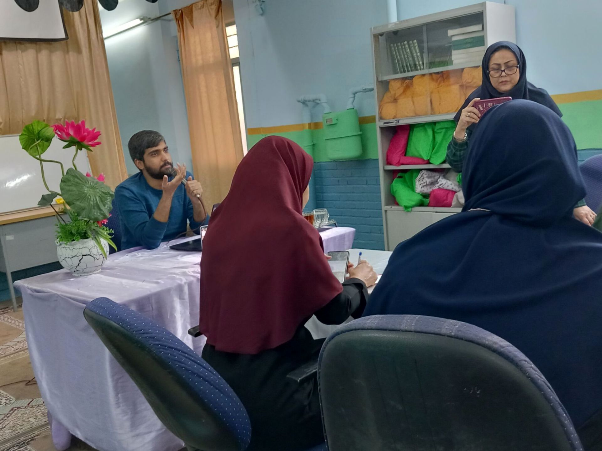 جلسه شورای دبیران در دبیرستان دخترانه فضه 