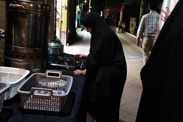 چایخانه حوزه علمیه گلشن در هشتاد و نهمین شب از اجتماعات مردمی 