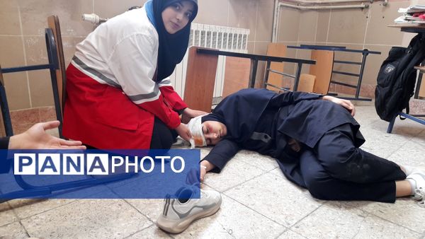 بیست و ششمین مانور سراسری زلزله و ایمنی در دبیرستان پروین اعتصامی ناحیه یک