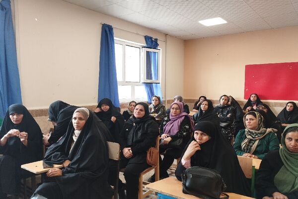 جلسه انجمن و اولیا در دبیرستان فاطمه آهنچی مشهد