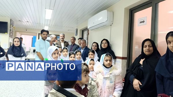 اهدای گل توسط دانش‌آموزان به پرستاران به مناسبت روز پرستار 