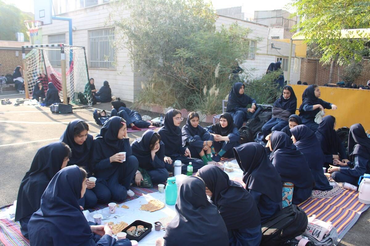طلوع سلامتی در حیاط مدرسه؛ صبحانه‌ای به شیرینی دوستی