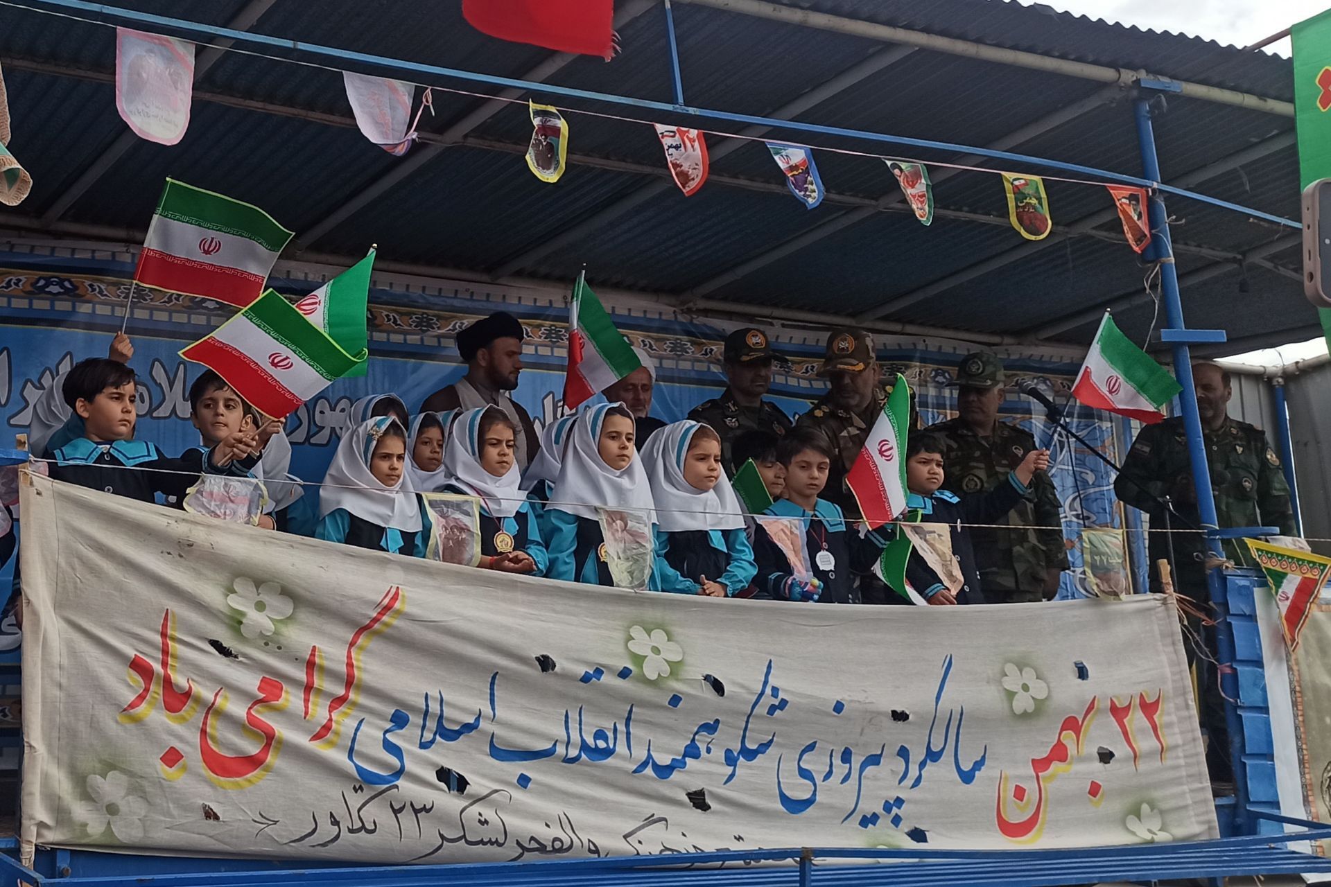 بادبادک‌ها به یاد ۲۲ بهمن بر فراز گلزار شهدا