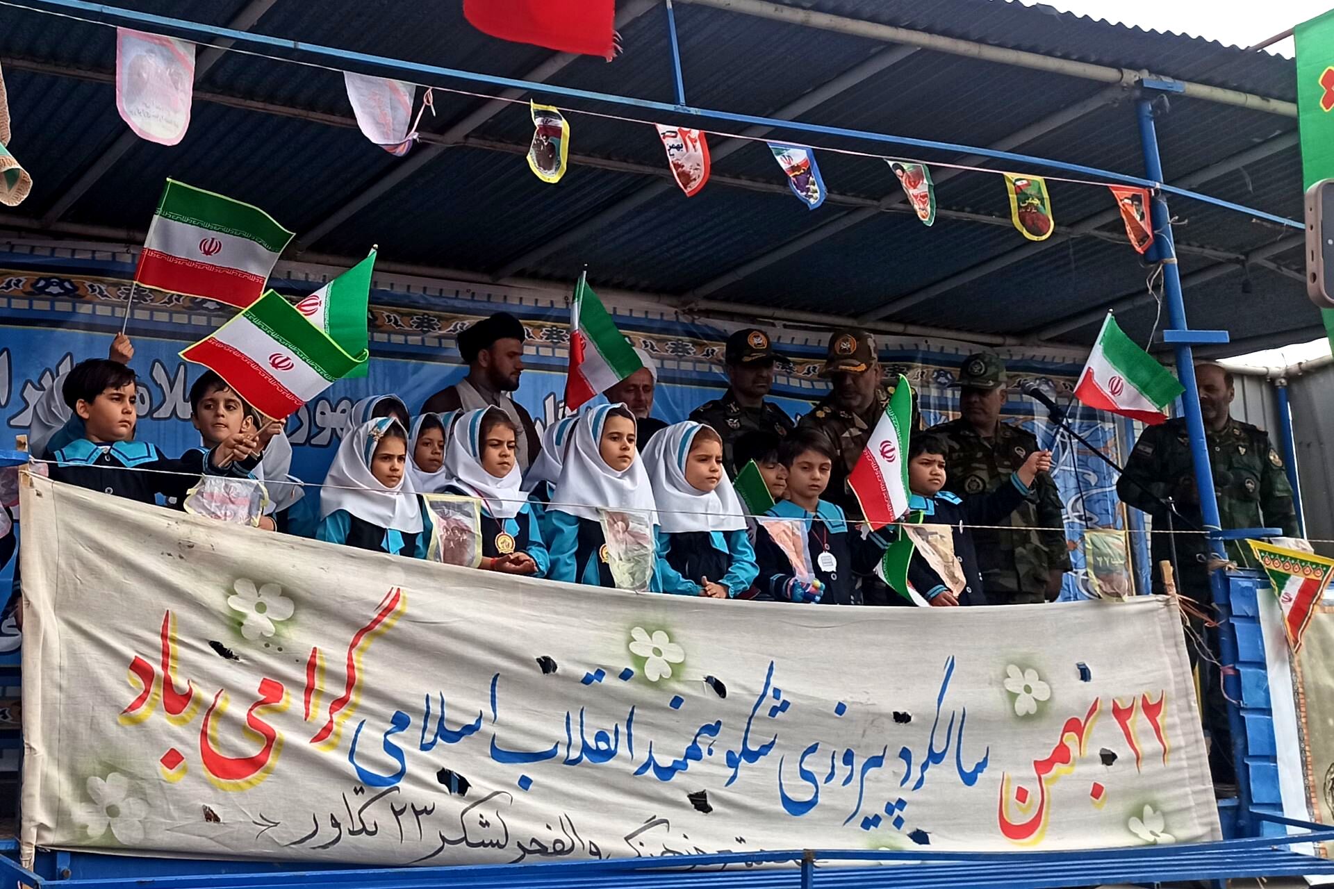 بادبادک‌ها به یاد ۲۲ بهمن بر فراز گلزار شهدا