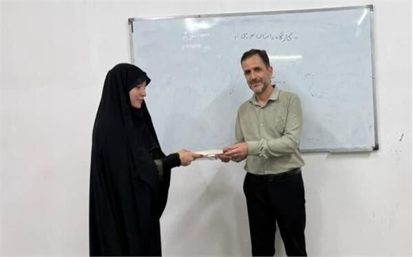تجلیل اداره فرهنگ ‌و ارشاد اسلامی محلات از هنرمند و دانش‌آموزخبرنگار پانا شهر نیم‌ور