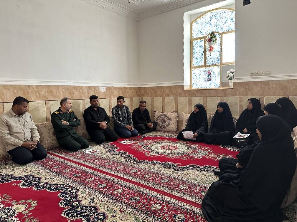 حضور رئیس سازمان بسیج دانش‌آموزی در میناب و دیدار با خانواده شهید دانش‌آموز امیرعلی کمالی