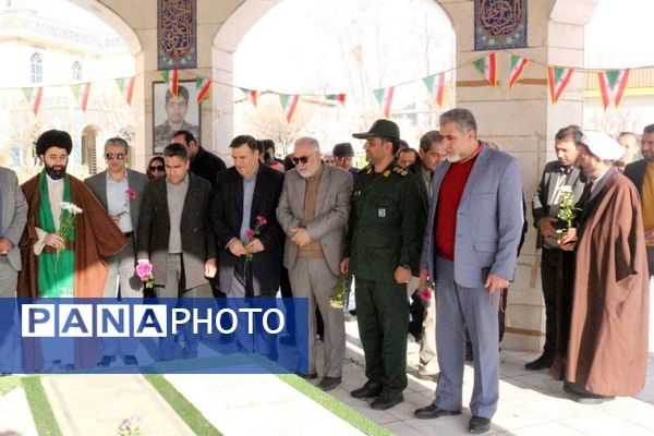 آغاز دهه فجر فیروزکوه با گلباران مزار شهدای گمنام