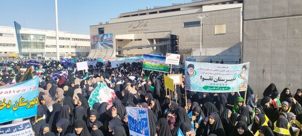 راهپیمایی سیزدهم آبان ماه با حضور دختران دبیرستان شاهد وارثان نور 