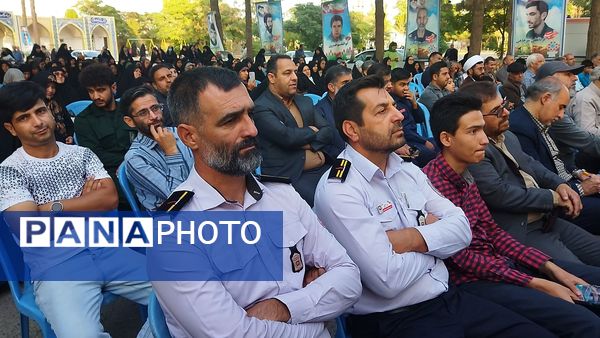 غبارروبی مزار شهدا توسط مسئولین شهرستان نیشابور انجام شد 