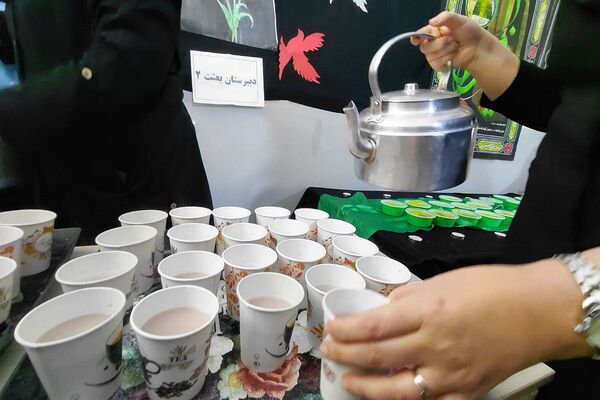  مراسم سوگواری و توزیع نذری به مناسبت شهادت حضرت فاطمه زهرا (س) در دبیرستان بعثت۲