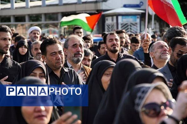 عزاداری مردم مشهد به مناسبت شهادت خادم الرضا(ع)، آیت الله رئیسی و همراهان ایشان