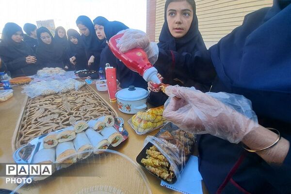 دانش‌آموزان سفیر تغذیه سالم در بازارچه غذای سالم