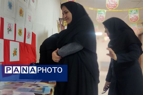 آماده‌سازی آثار هنرجویان در نمایشگاه دهه فجر رباط‌کریم