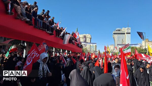 مشهد، در آغوشِ حرم، با رهبر شهید وداع کرد
