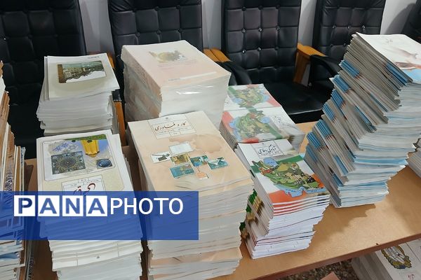 دبیرستان دخترانه بعثت۲ شهرک وایین در تدارک پروژه مهر با توزیع کتاب و لباس فرم