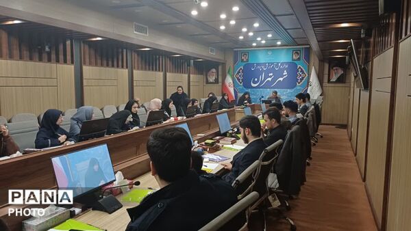 تقدیر از دانش‌آموزخبرنگاران، نمایندگان مجلس و مجامع دانش‌آموزی در نشست گفت‌وگوی بین‌نسلی تهران