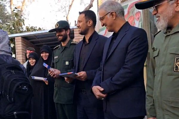 نواختن زنگ هفته بسیج در دبیرستان عرفان