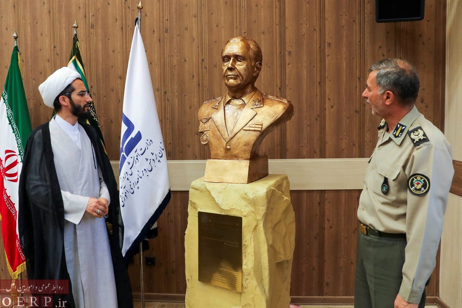 رونمایی از سردیس امیر سپهبد قرنی در مدرسه دارالفنون