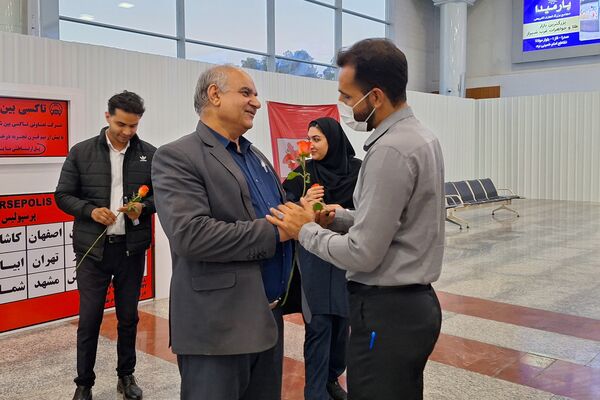 استقبال از زائران حرم امام رئوف در فرودگاه شیراز