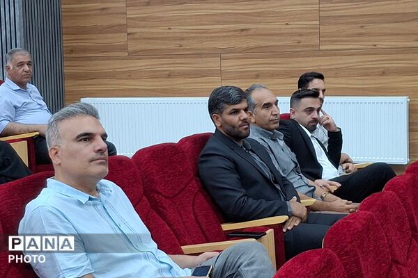 گردهمایی دبیران و آموزگاران تربیت بدنی در کانون فرهنگی تربیتی امام خمینی (ره) به مناسبت هفته تربیت بدنی و ورزش 