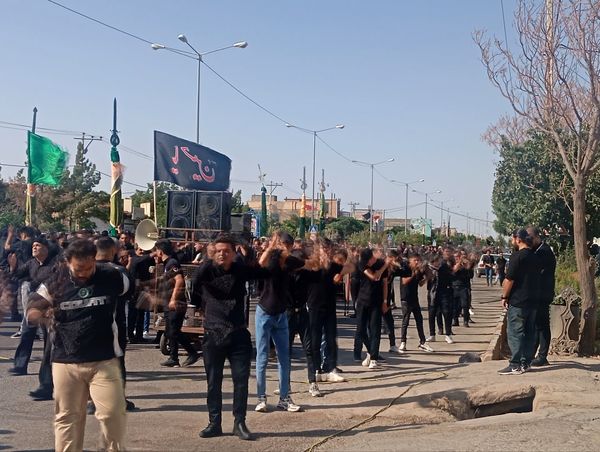آیین استقبال از هیئت های عزاداری در روستای عشق آباد 