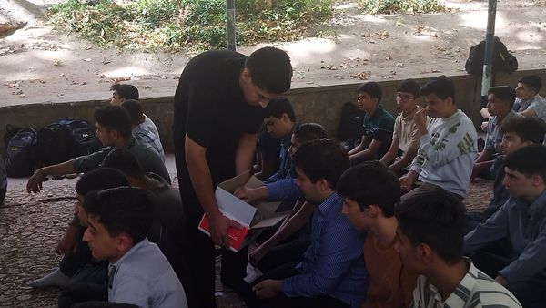 اولین نماز جماعت پایه دهمی ها همراه با کادر دبیرستان شاهد ابوذر غفاری 