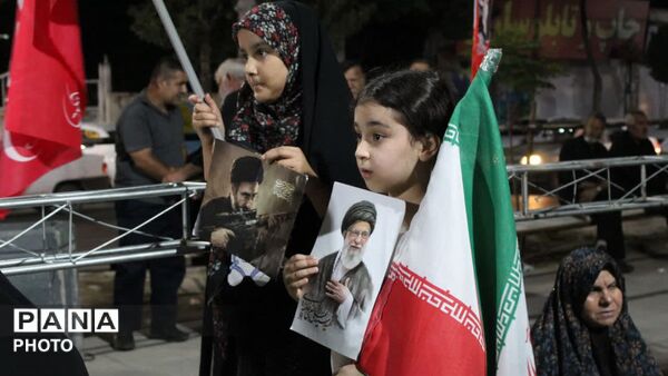کودکان و نوجوانان ایران، پای کار انقلابند