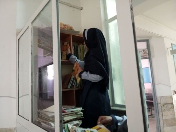 غبارروبی نمازخانه‌ دبستان ناهید نخودی نیشابور