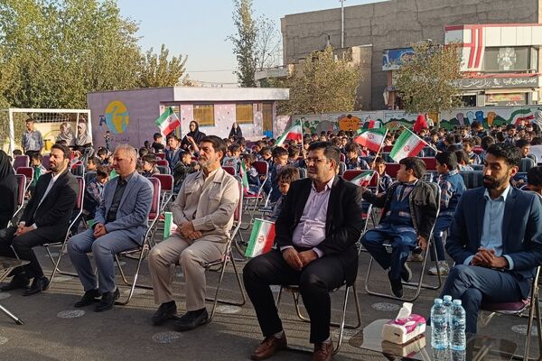 دانش‌آموزان دبستان معمارزاده در سیزده آبان