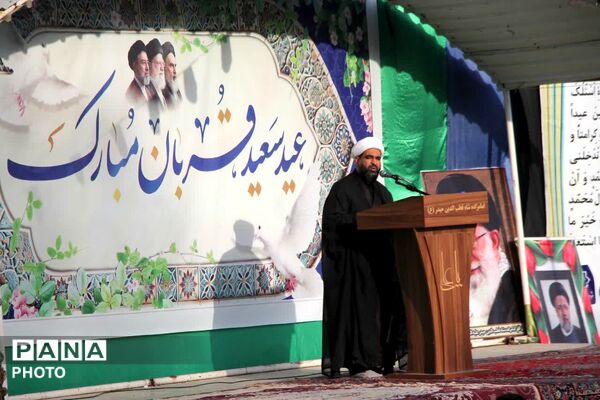 طنین نماز عید قربان در بقعه متبرک امامزاده شاه قطب‌الدین حیدر (ع) رودان