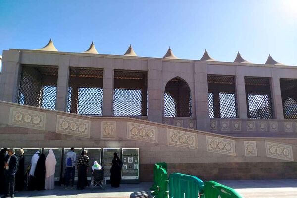 از پشت میز نیمکت تا زیر آسمان مدینه