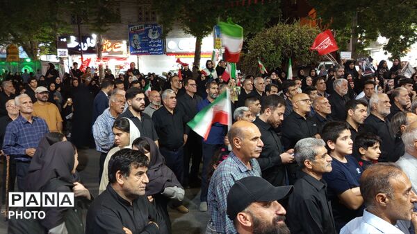همنوایی فرهنگیان ناحیه یک در آیین وداع و تشییع رهبر در خیابان انقلاب
