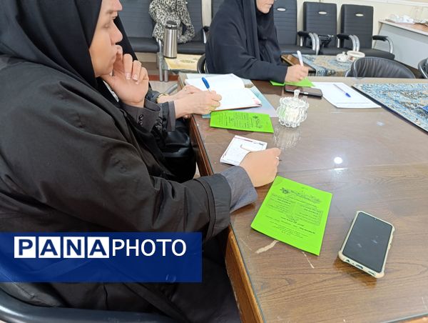 جلسه توجیهی مدیران هنرستان دخترانه با موضوع آزمون غربالگردی