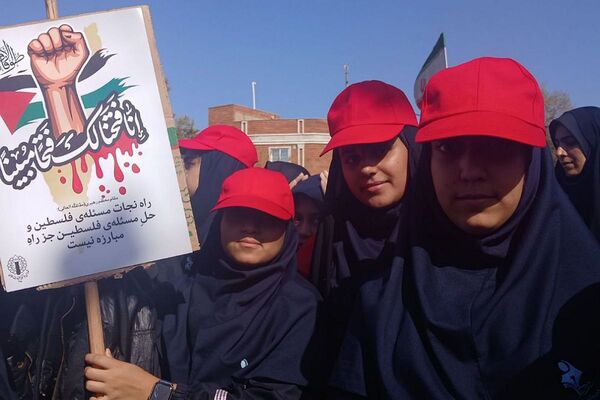 خروش هزاران دانش آموز ورامینی در ۱۳ آبان