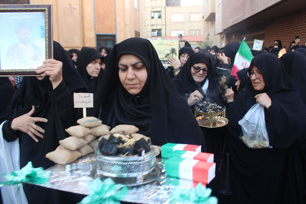 جلوه‌هایی از حضور نوجوانان در مراسم تشییع و خاکسپاری شهدای گمنام