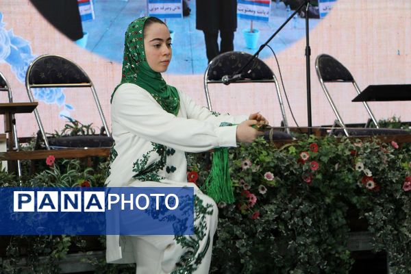 هم‌سرایی هزار نفری دانش‌آموزان یاور انقلاب در اسلامشهر