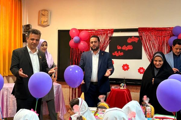 درخشش شکوفه های امید در مدرسه آیت الله خامنه ای 
