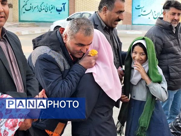 بوسه دختران روستای لالب بر دستان زحمت‌کشیده پدران