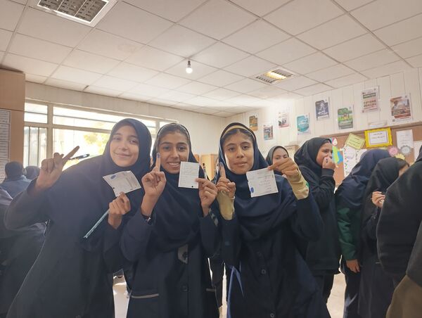 رقابت پرشور دانش آموزان در انتخابات شورای دبیرستان میرزا جعفر سروقد