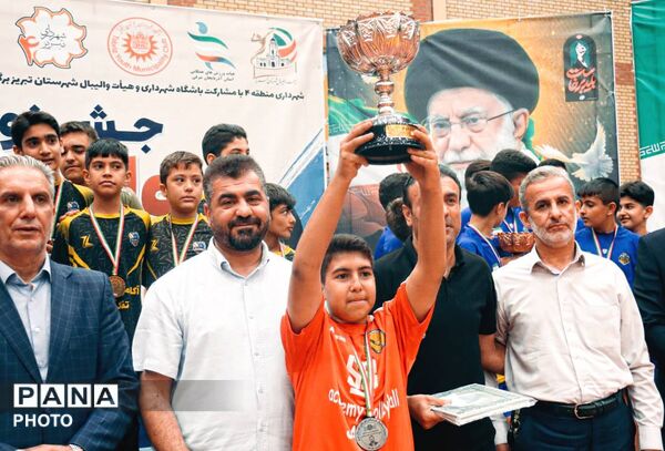 جشنواره والیبال خردسالان و نوجوانان تبریز با یاد «شهید راه خدمت»