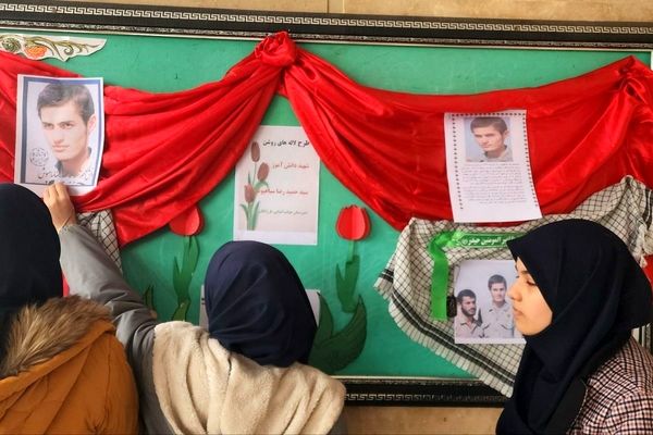 اجرای طرح «لاله‌های روشن» در دبیرستان هیات امنایی فرزانگان با هدف ترویج فرهنگ ایثار