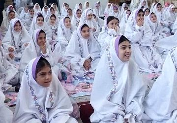 جشن تکلیف دانش‌آموزان دبستان شهید مهندس کاظم بهمنش در امامزاده محمد حصارک کرج برگزار شد