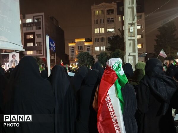 قسم به خون رهبر ایستاده ایم تا آخر
