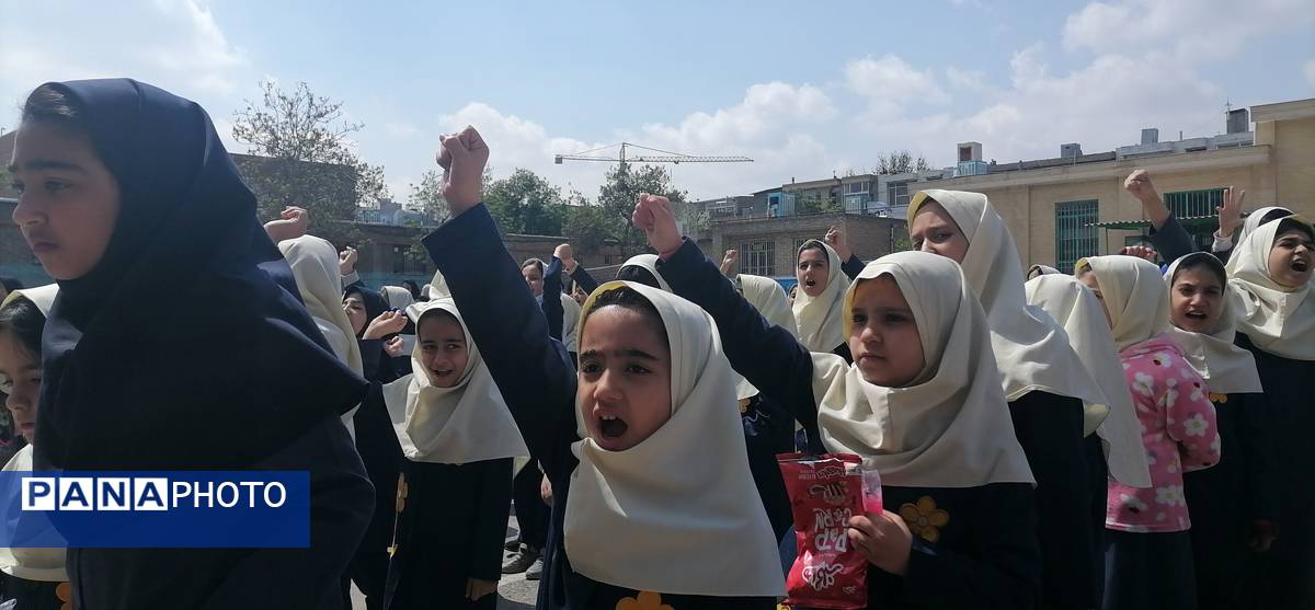 شادی دانش‌آموزان دبستان شهید خلیل طهماسبی مشهد در تحقق وعده صادق