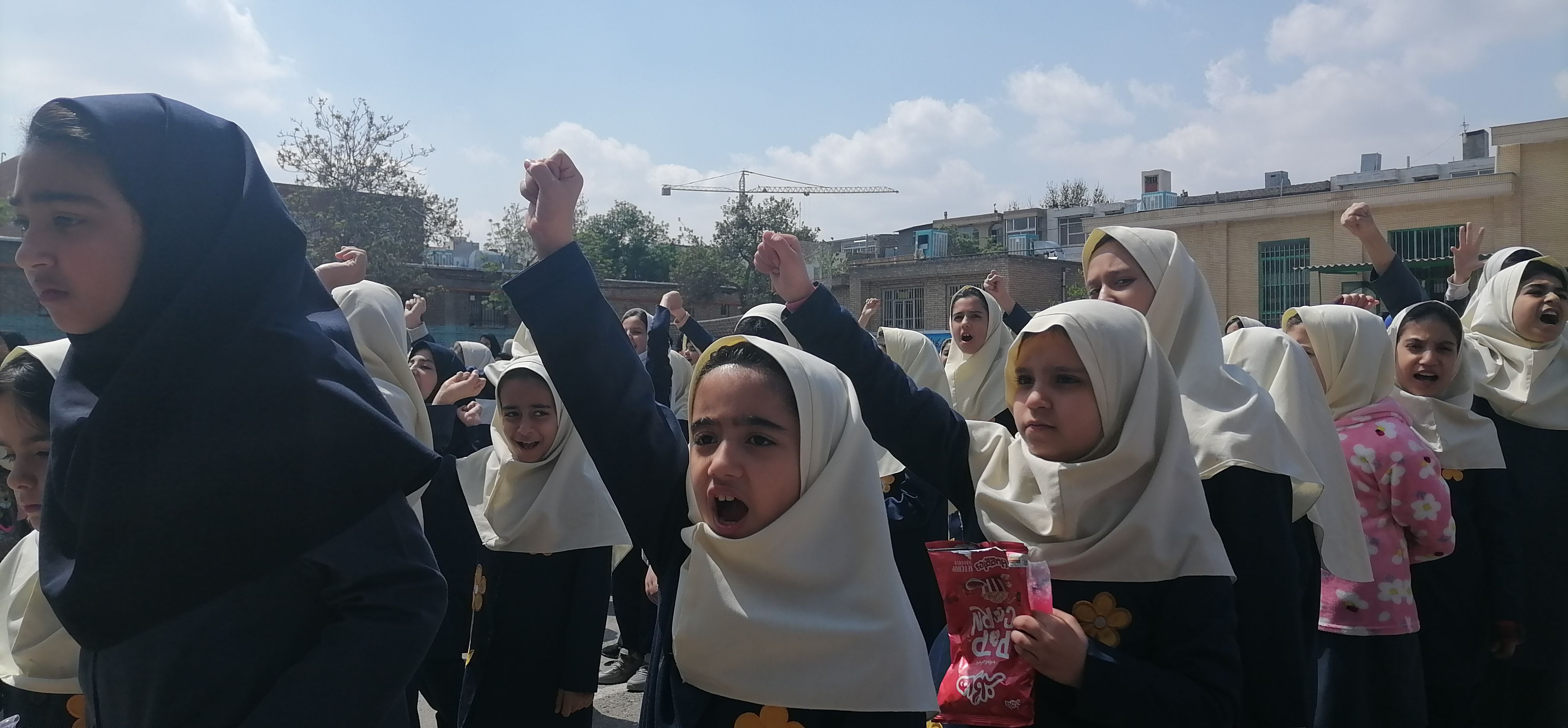 شادی دانش‌آموزان دبستان شهید خلیل طهماسبی مشهد در تحقق وعده صادق