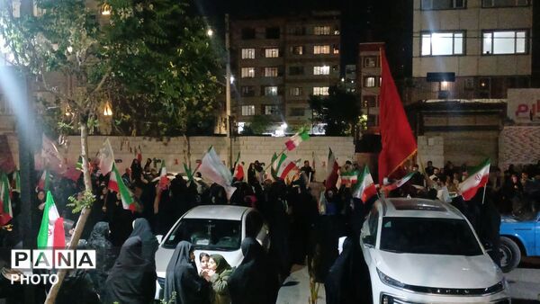 مشت‌های گره کرده مردم  به دهان امریکای جنایت کار و رژیم غاصب صهیونی 