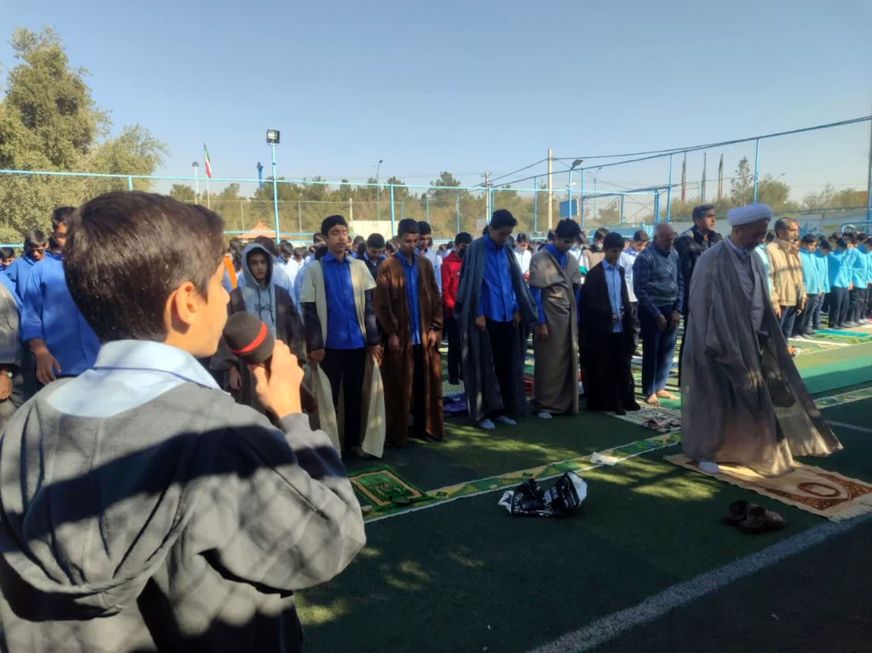 نظم در صفوف نماز و رعایت فاصله، نشانه‌ احترام به جمع است